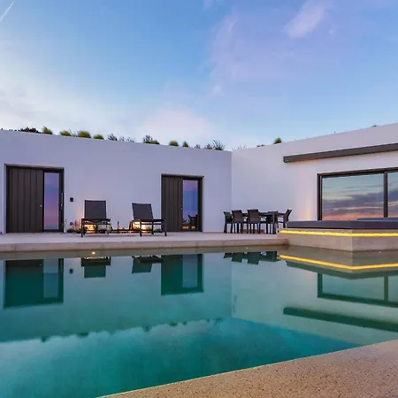 Vila Skylines Estate *